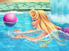 Аврора плавает в бассейне