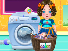 Дарья стирает одежду