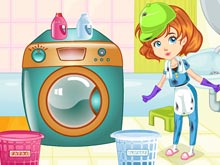 Девочка-механик стирает одежду