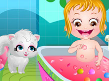 Малышка Хейзел принимает ванну
