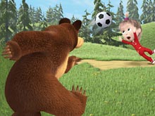 Маша и Медведь играют в футбол