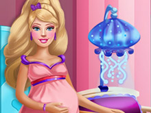 Беременная Барби украшает комнату